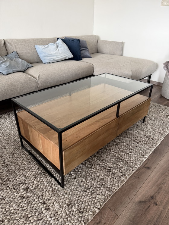 Image 1 of Mesa de centro MADE de madera maciza de mango con tapa de cristal y espacio de almacenamiento – Excelente estado