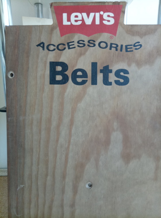 Image 1 of Da una vecchia merceria: espositore in legno per cinture Levi's anni '70, 74*33 cm