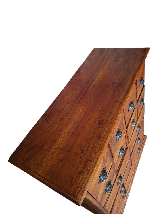 Commode ancienne en teck, armoire d'apothicaire, classeur, dimensions 90x37cm et 104cm de hauteur. – Metal (photo 4 of 5)