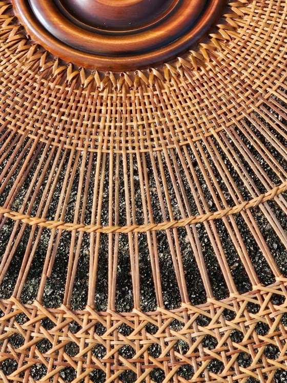 Image 1 of Tavolino da caffè rotondo vintage francese in legno, vetro e rattan - Grande tavolo da salotto in stile Luigi XV - anni '60