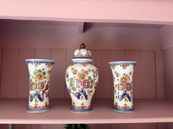 Set da mobile a tre pezzi in policromia di Delft dipinto a mano, condizioni eccellenti – Vasi, Ceramic (photo 12 of 13)