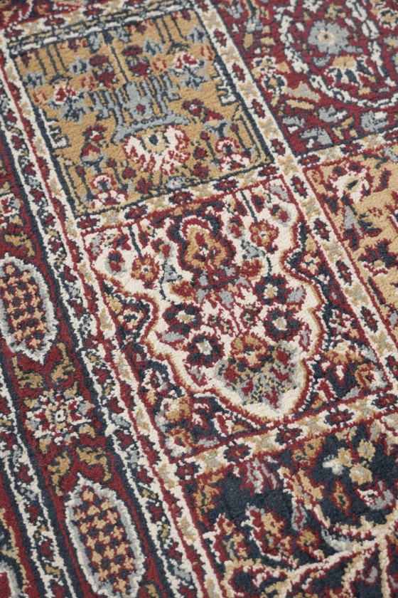 Image 1 of Wunderschöner Teppich mit überwiegend roten Farben und ansprechenden Mustern, 230 x 170 cm