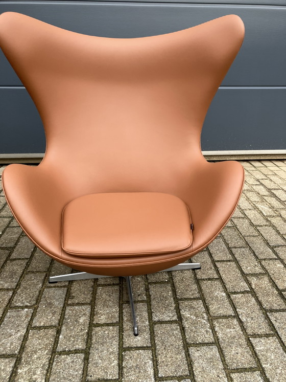 Image 1 of 2 sillas Egg de Fritz Hansen en piel color coñac, ¡en perfecto estado!