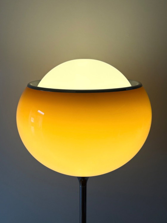 Lampada da terra 'Flash' 'Bud Grande' Space Age Harvey Guzzini anni '70 – Lampade da terra, Plexiglass (photo 11 of 13)