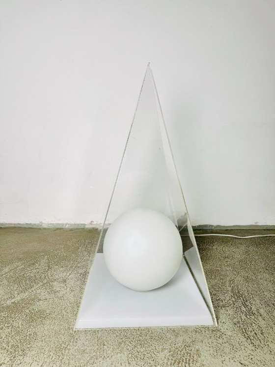 Pyramid & Glass Sphere Table Lamp by Harco Loor for Harco Loor Design, The Netherlands 1980s – Plexiglass (photo 2 of 7)