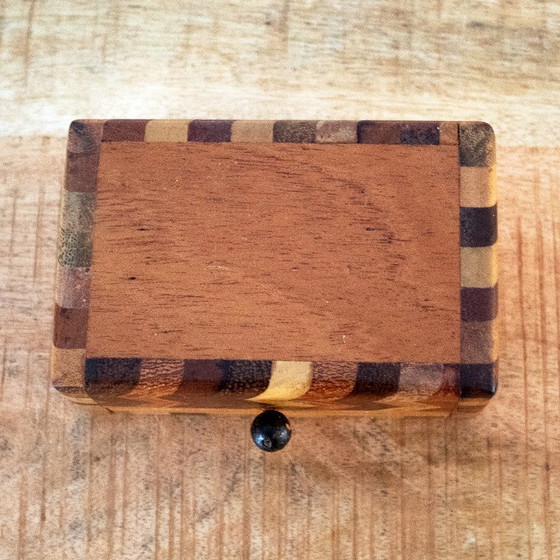 Image 1 of Scatola vintage in legno con intarsio a spina di pesce