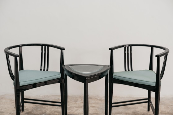 Image 1 of Ernest Archibald Taylor: een paar fauteuils en een driehoekige salontafel, design uit de jaren 80.