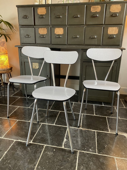 Satz von 3 Formica Stühlen mit Chrom in schönem Zustand. 1960s.