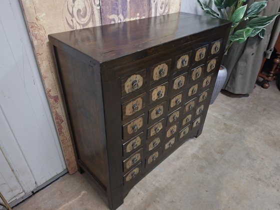 Image 1 of Antike chinesische Kommode, Apothekerschrank, Aktenschrank, Maße 105 x 42 cm und 100 cm hoch.