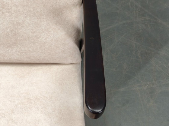 Image 1 of Sillón de terciopelo color crema de mediados de siglo, Checoslovaquia, década de 1960.