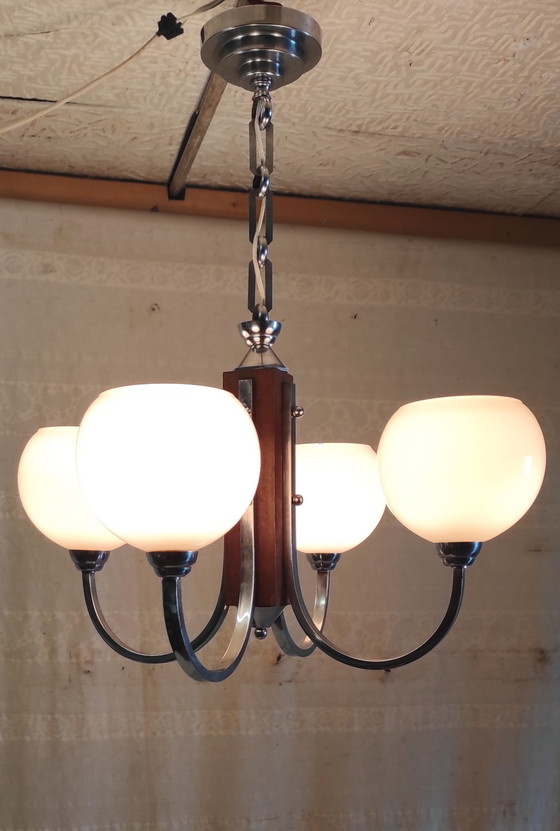 Image 1 of Lampadario Art Déco a quattro luci in metallo cromato e vetro opalino - metà del XX secolo