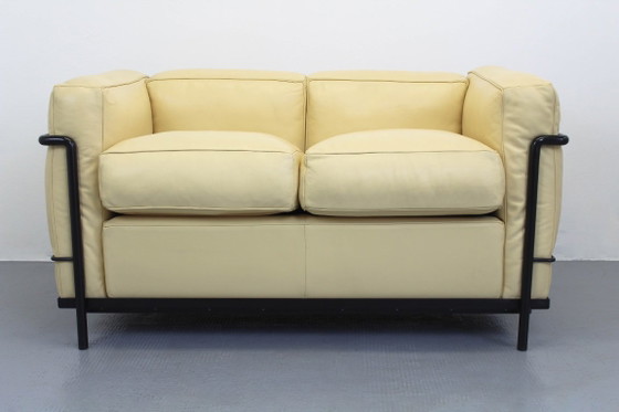LC2 Cassina 2-zitsbank, crèmekleurig leer, Le Corbusier Perriand Jeanneret, icoon van mid-century modern (photo 3 of 10)