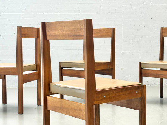 Image 1 of Set aus 8 Skandinavische Esszimmerstühle aus Nussbaum und Leder, 1960er/70er Jahre