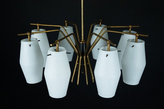 Image 1 of Kroonluchter uit het midden van de vorige eeuw met acht opaalglazen kappen in Stilnovo-stijl. Italië, jaren 50.