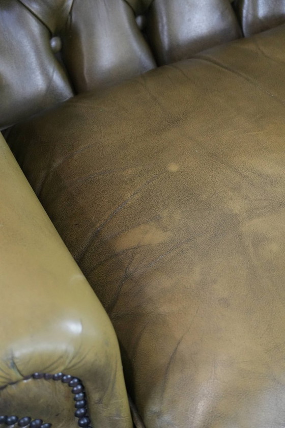 Image 1 of Poltrona Chesterfield con schienale alto in pelle di mucca verde muschio in stile inglese, rifinita con chiodi decorativi