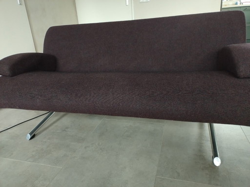 Sofá de tela Artifort Tara C736 con patas metálicas.