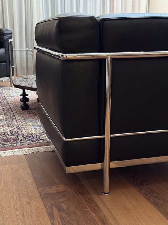 Cassina LC2 Set: 2 Sessel + 2-Sitzer-Sofa – Leather, Metal (photo 8 of 12)
