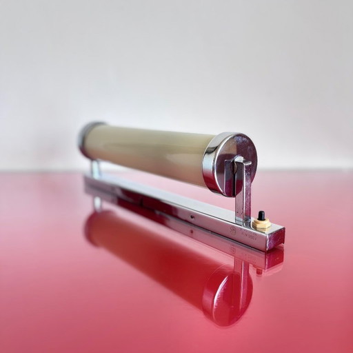 Lámpara de pared funcionalista