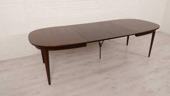Image 1 of Table de salle à manger à rallonge ovale en palissandre d'origine danoise