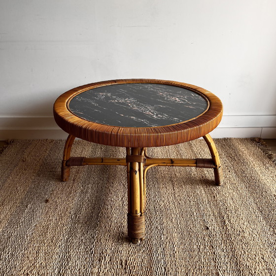 Image 1 of Table basse en bambou et rotin avec plateau en marbre vintage