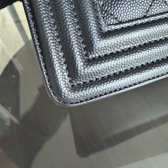 Image 1 of Borsa Chanel Boy Medium - Caviar 25 cm trapuntata con finitura granulata dorata Serie 24