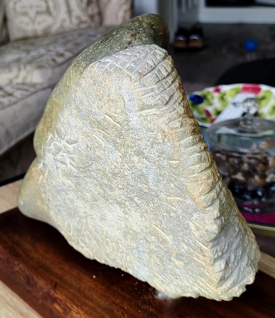 Chef-d'œuvre de Qualité Musée: La Sculpture de Serpentin Shona "De Griek" Unique (11,5 kg) – Stone, Wood (photo 14 of 15)