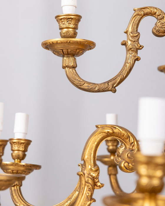 Lampadario classico a 12 luci in bronzo dorato della metà del XX secolo (photo 14 of 15)