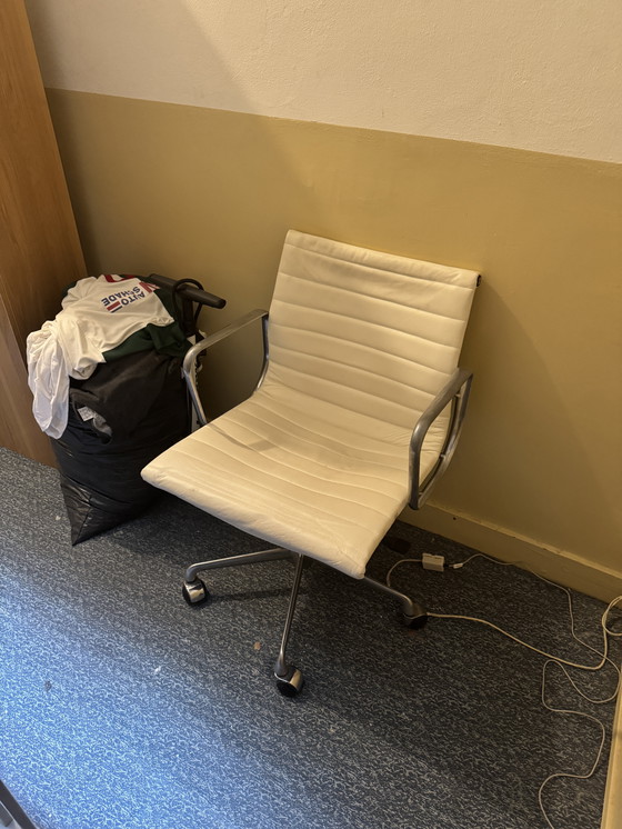 Image 1 of Sedia da ufficio Eames ICF in pelle bianca originale