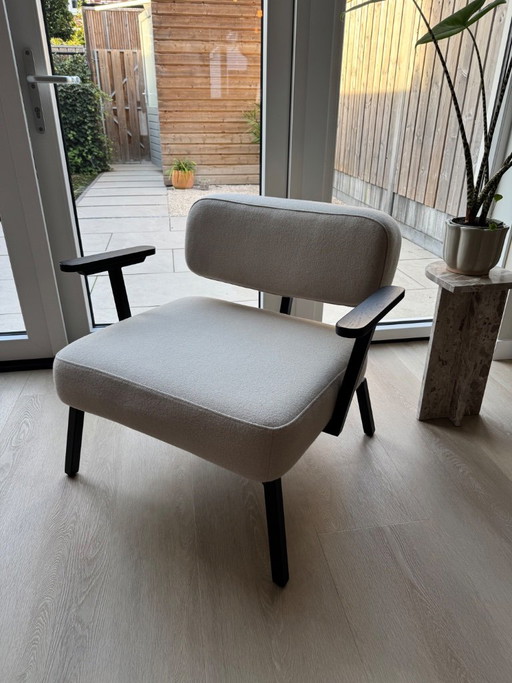 Sessel mit cremefarbenem Stoffbezug