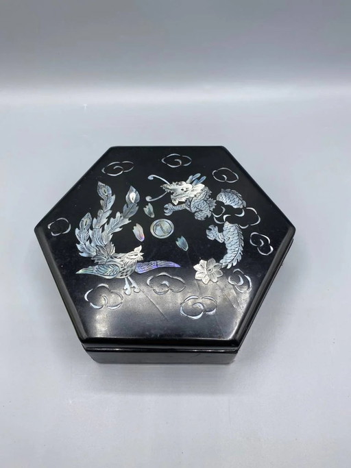 Hexagonal black lacquered box with mother-of-pearl inlay, dragon and phoenix, Far East, second half of the 20th century