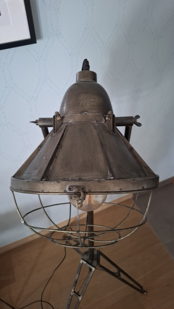 Image 1 of Lampada da terra moderna con supporto, look industriale