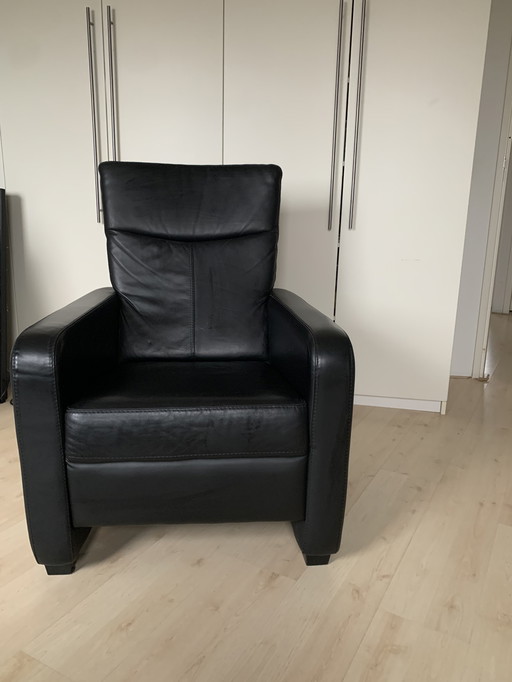 Schwarzer Ledersessel in neuem Zustand