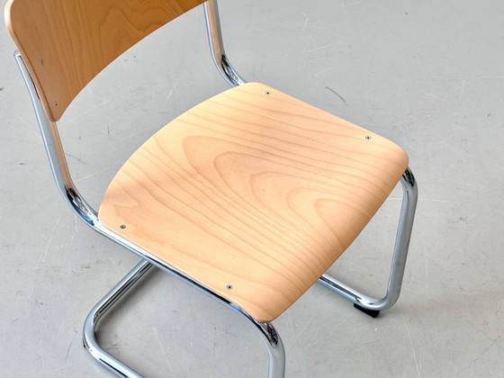 Image 1 of Juego de 4 sillas voladizas Thonet S43 de Mart Stam, fabricadas con tubos de acero cromado y madera contrachapada de haya.