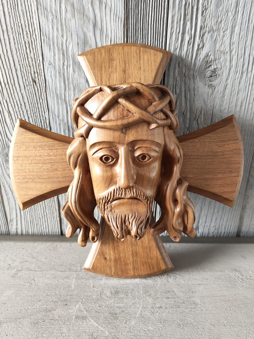 Busto vintage in legno intagliato di Gesù Cristo con testa, corona e spine su una croce, decorazione da parete.