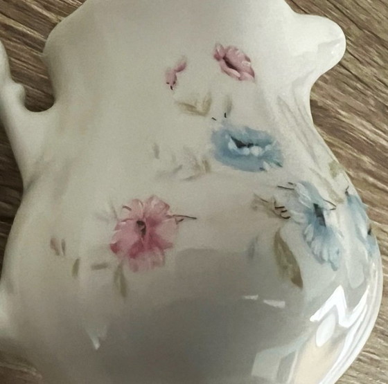 Image 1 of Pequeña lechera/cremera de porcelana con motivo de flores silvestres, siglo XX