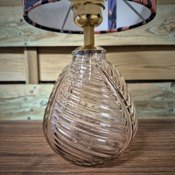 Image 1 of Lampe de chevet, lampe à poser, pied en verre rosé et abat-jour cylindrique fleuri