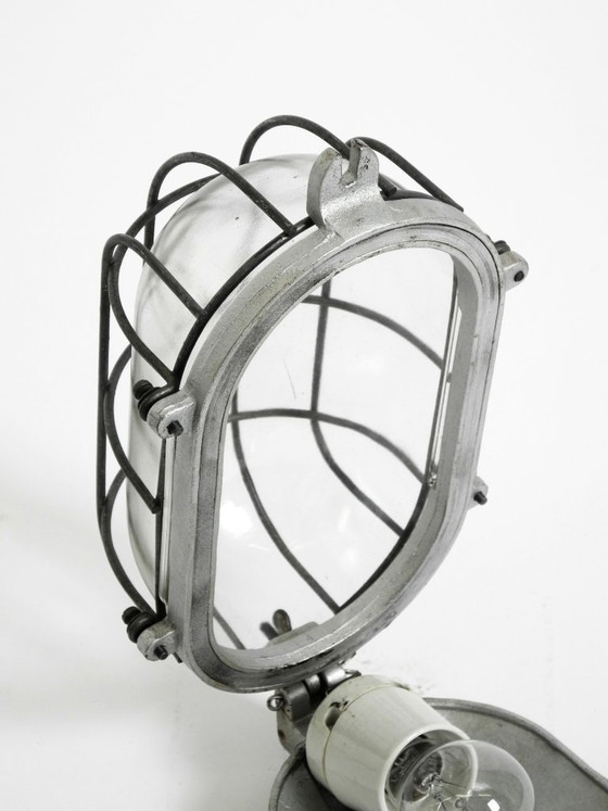 Image 1 of Rare grande lampe d'usine vintage des années 1950, en aluminium moulé et en verre.