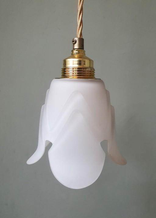 Wit glazen Art Deco lampenkapje. Wit frosted glas met mooie florale vorm.