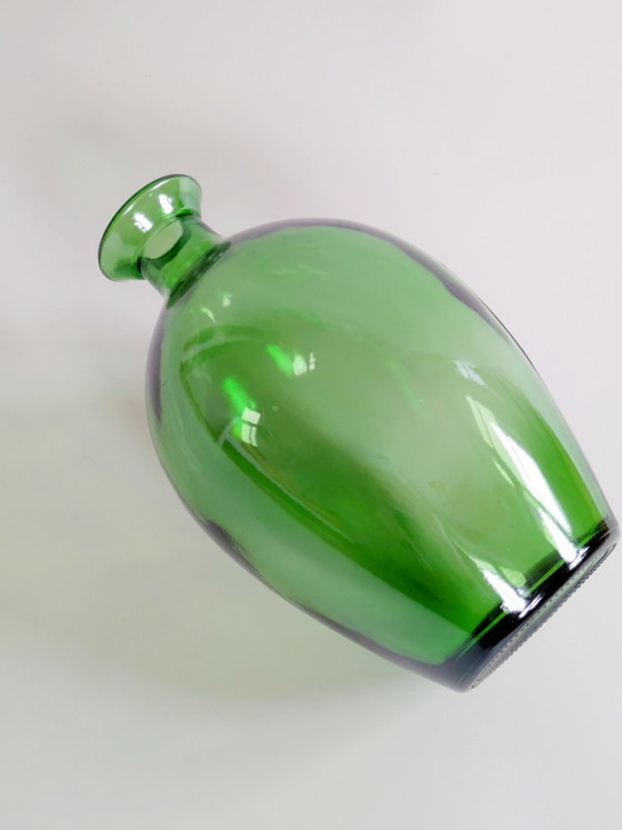 Image 1 of Vase bouteille en verre vert vintage, soufflé à la main, élément sculptural pour présenter un seul flacon.