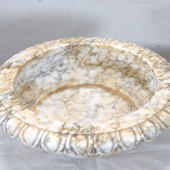 Image 1 of Baignoire ou lavabo circulaire en marbre, Italie, début du XXe siècle