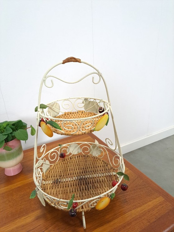Image 1 of Alzata francese a più livelli in metallo bianco, cesto di frutta