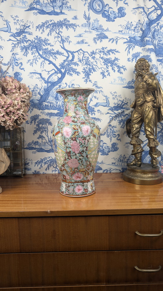 Image 1 of Vaso in porcellana cinese di Canton con decorazione a palazzo e floreale firmato Nian Qian Zhilong metà del XX secolo