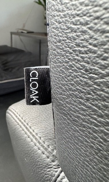 Loveseat Cloak de cuero negro con reposabrazos de cuero rojo extraíble