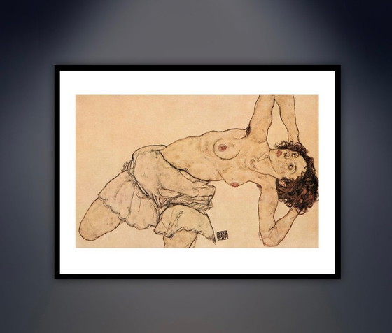 Image 1 of Mujer arrodillada y semidesnuda, inclinada hacia la izquierda