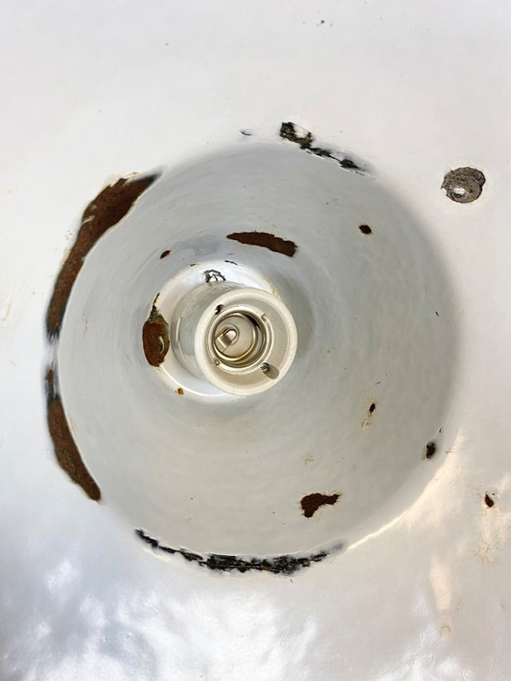 Image 1 of Suspension industrielle en émail noir avec abat-jour en fonte, années 1970