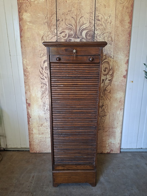 Schedario in rovere antico con chiusura a rullo, 45x42 cm e 127 cm di altezza