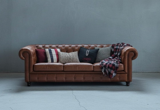 Image 1 of Braunes Chesterfield 4-Sitzer-Sofa