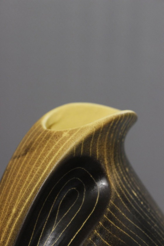 Image 1 of Saint Clément, Francia - Jarra de cerámica, circa 1950, forma irregular, estriada en amarillo y negro.