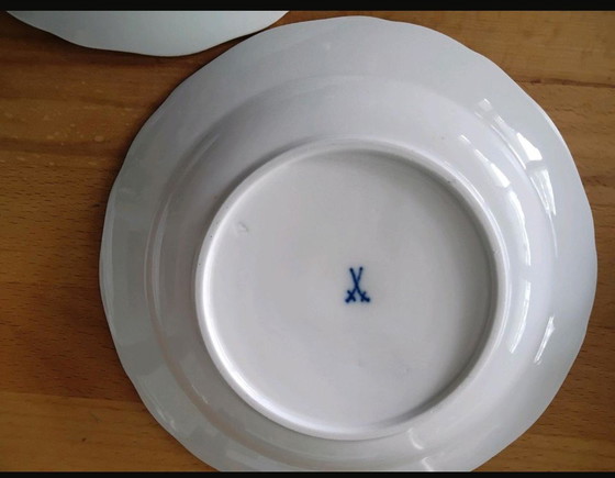 Image 1 of 4 vintage Meissen porseleinen taartschalen met bloemmotief en gouden rand.