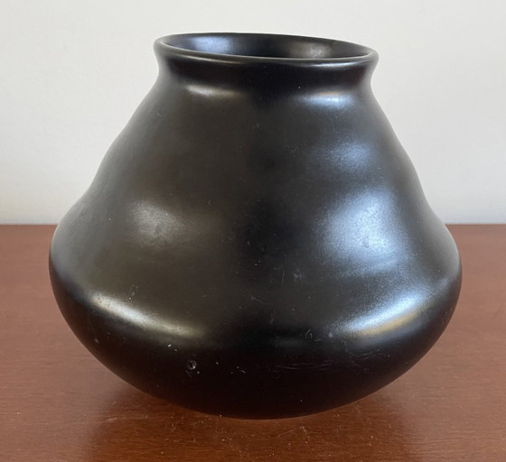 Image 1 of Zenith Gouda Pottery - Black Art Deco vase model 237 designed by Willem Stuurman